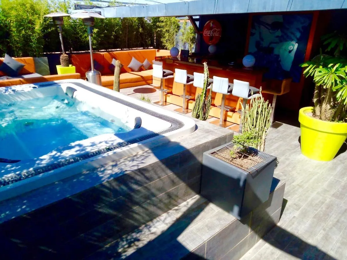 Apartment With Private Rooftop & Jaccuzzi location